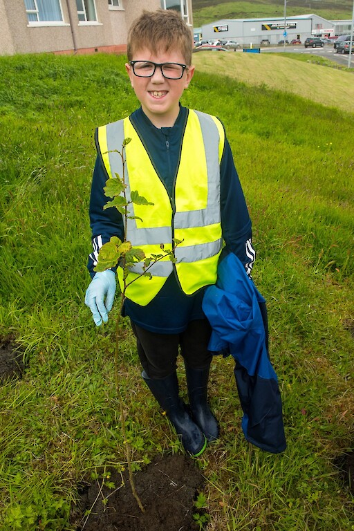 Tree planting at Holmsgarth Brae with Bell's Brae School, Shetland Amenity Trust and Viking Energy Windfarm Project.